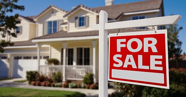 A house with a for sale sign.| Photo: Shutterstock.