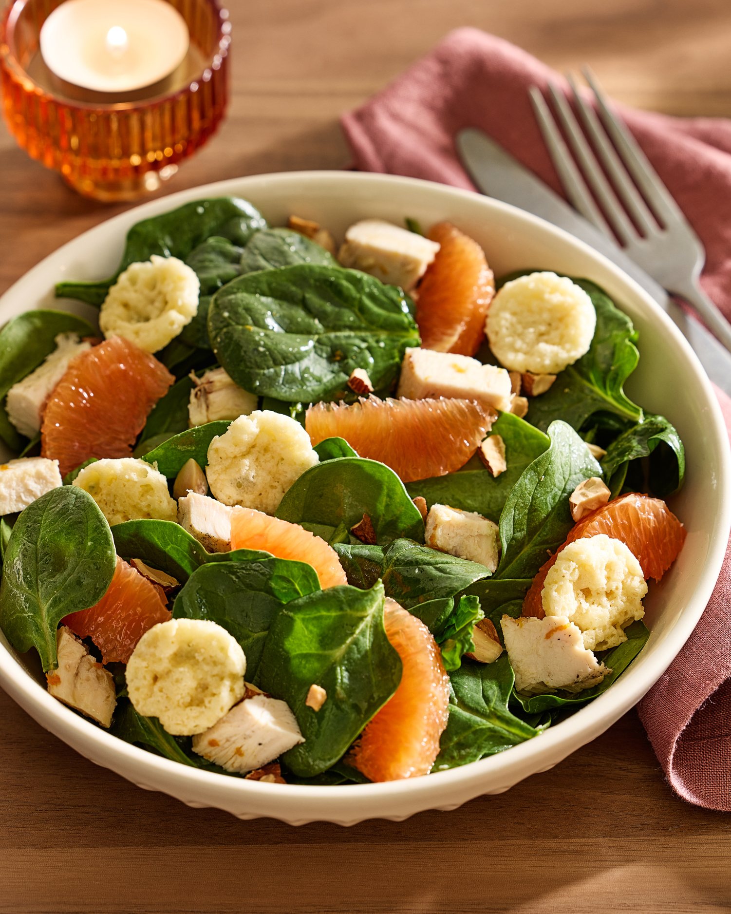 A plate of spinach salad with chicken, orange and sesame | Source: Getty Images