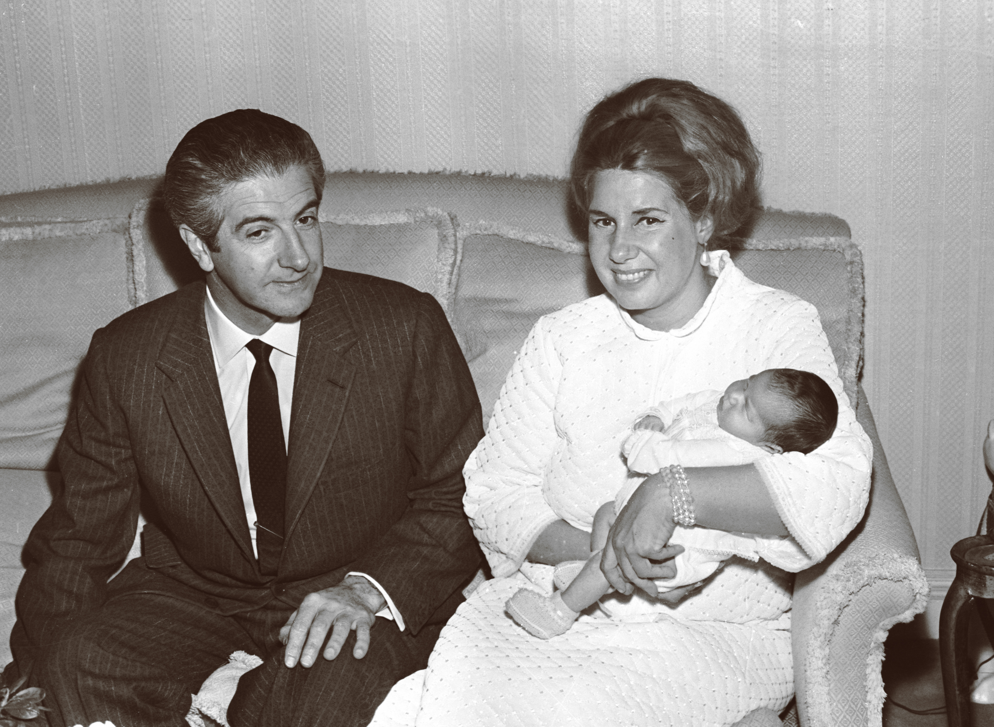 The Duchess of Alba, Maria del Rosario Cayetana Fitz-James-Stuart and Luis Martinez de Irujo y Artacoz with their daughter in 1968. | Source: Getty Images