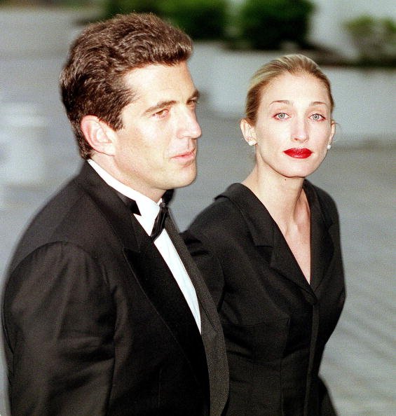 John F. Kennedy Jr. and Carolyn Bessette on May 23, 1999 at the Kennedy Library in Boston, MA. | Photo: Getty Images