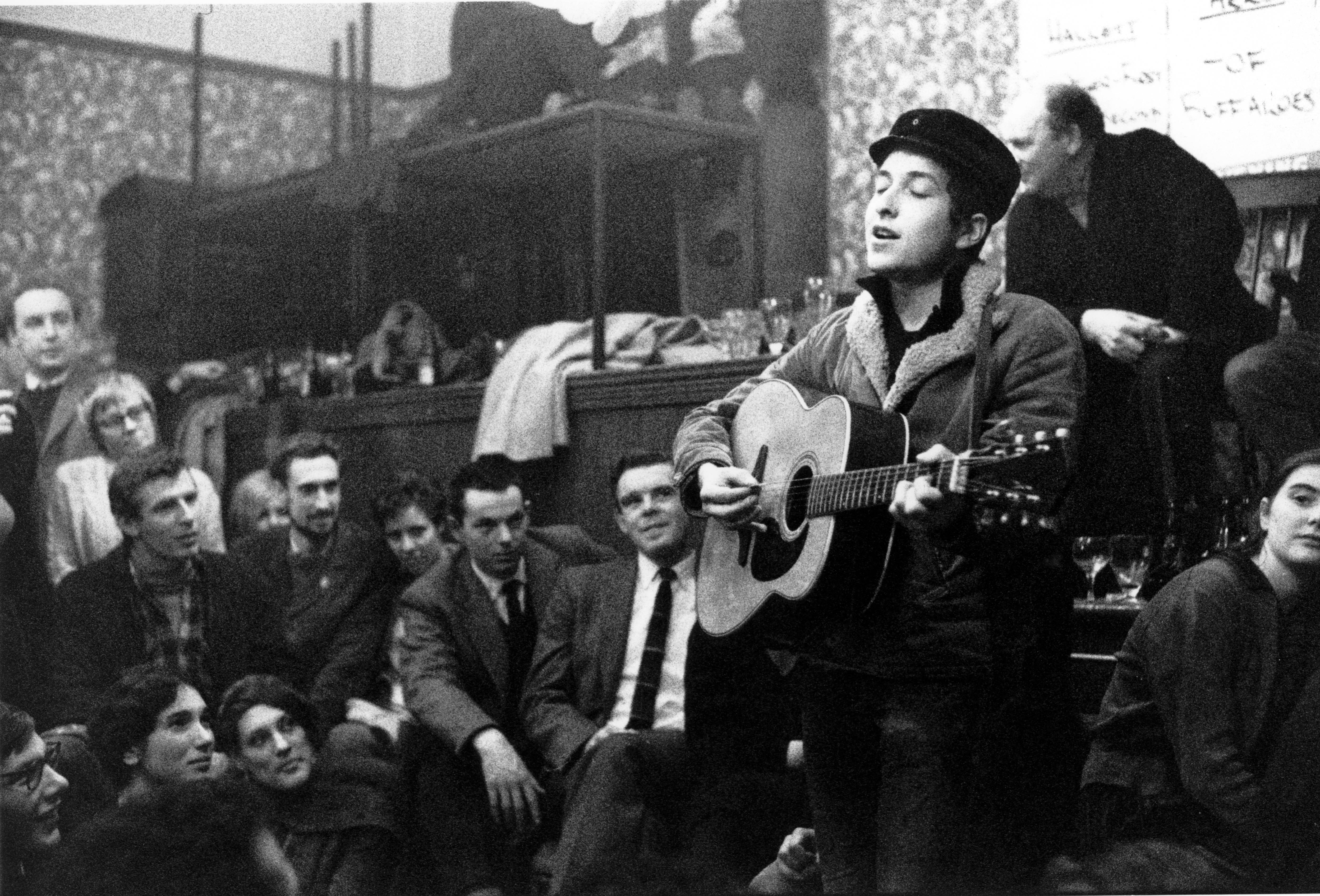 Bob Dylan performing live onstage at the Singers Club Christmas party on December 22, 1962 | Source: Getty Images