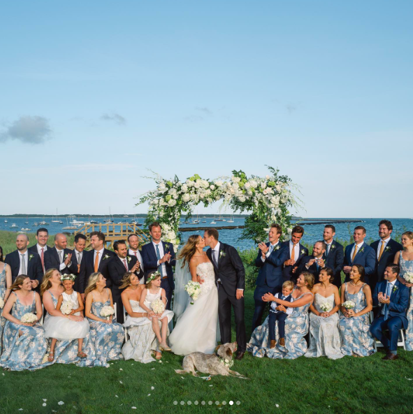 Mariah Kennedy Cuomo and Tellef Lundevall sharing a kiss, surrounded by all their bridesmaids and groomsmen on their wedding day, posted on July 24, 2024 | Source: Instagram/mariahkennedycuomo