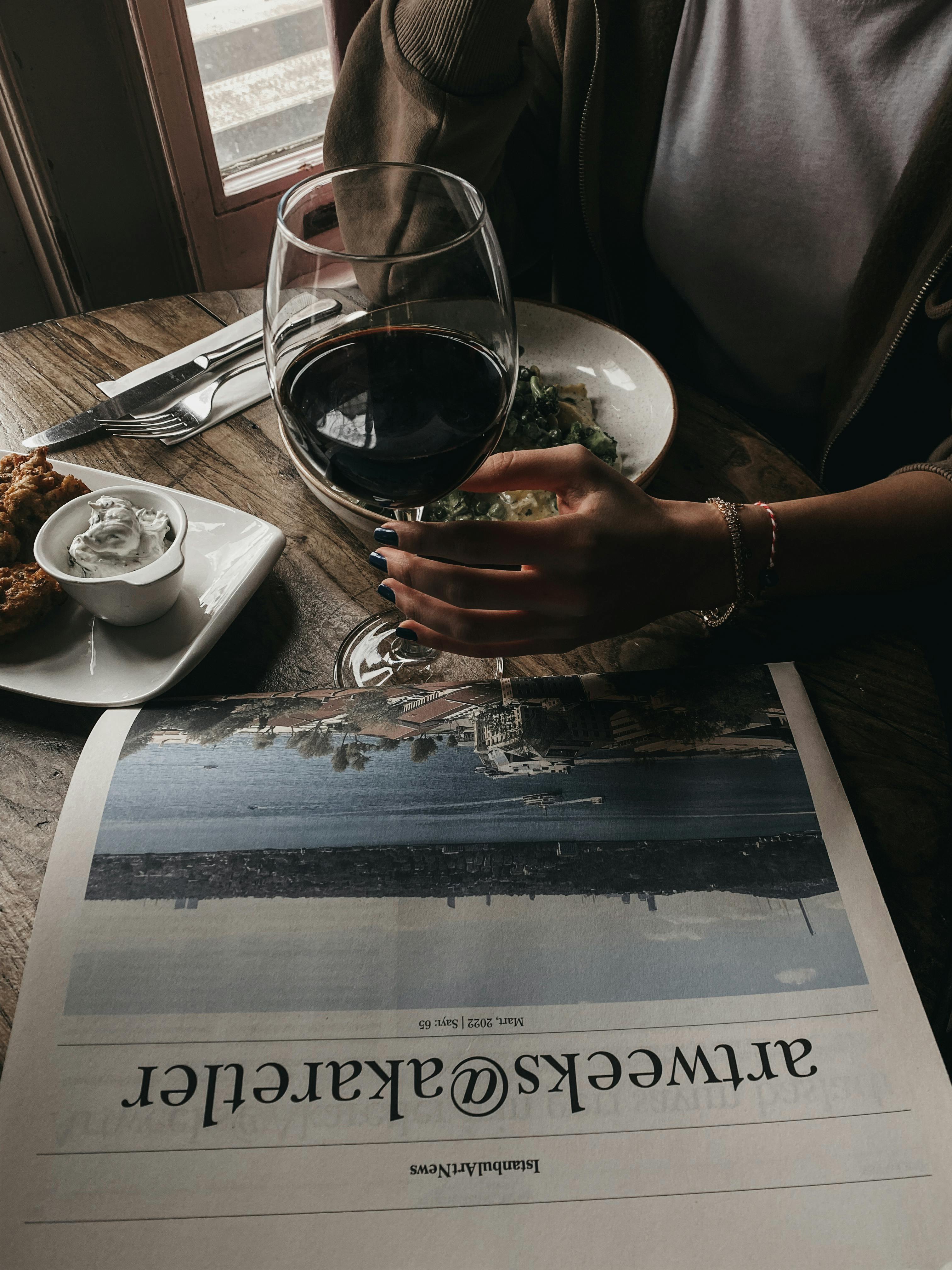 A woman's hand holding a wine glass | Source: Pexels