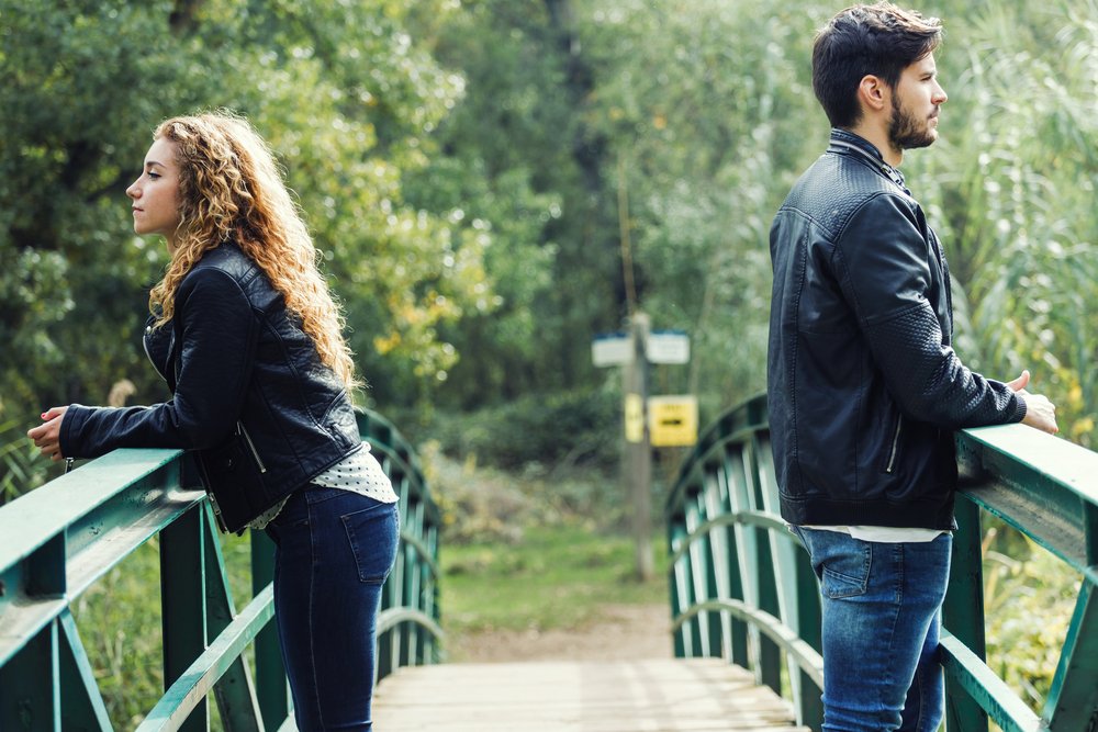 Pareja en conflicto en un parque. | Foto: Shutterstock