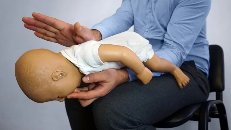 The Heimlich maneuver on a simulation mannequin infant dummy. | Photo: Shutterstock