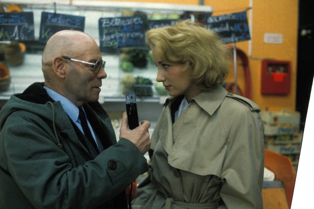 Dominique Zardi et Pauline Lafont sur le tournage du film "Le Pactole" de Jean-Pierre Mocky en février 1985 en France. | Photo : Getty Images