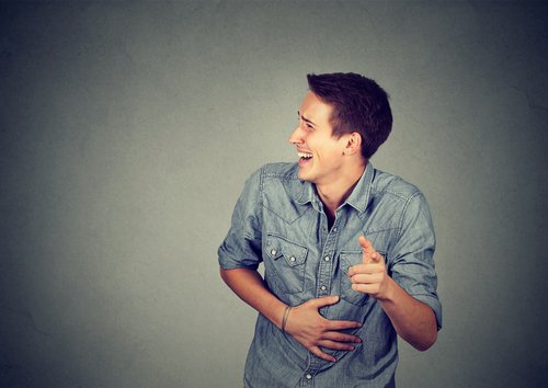 Un jeune homme riant. | Source : Shutterstock Un jeune homme riant. | Source : Shutterstock