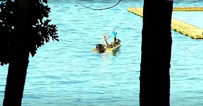 A small boat on the Lake of the Ozark. | Photo: YouTube/ABC 7 News