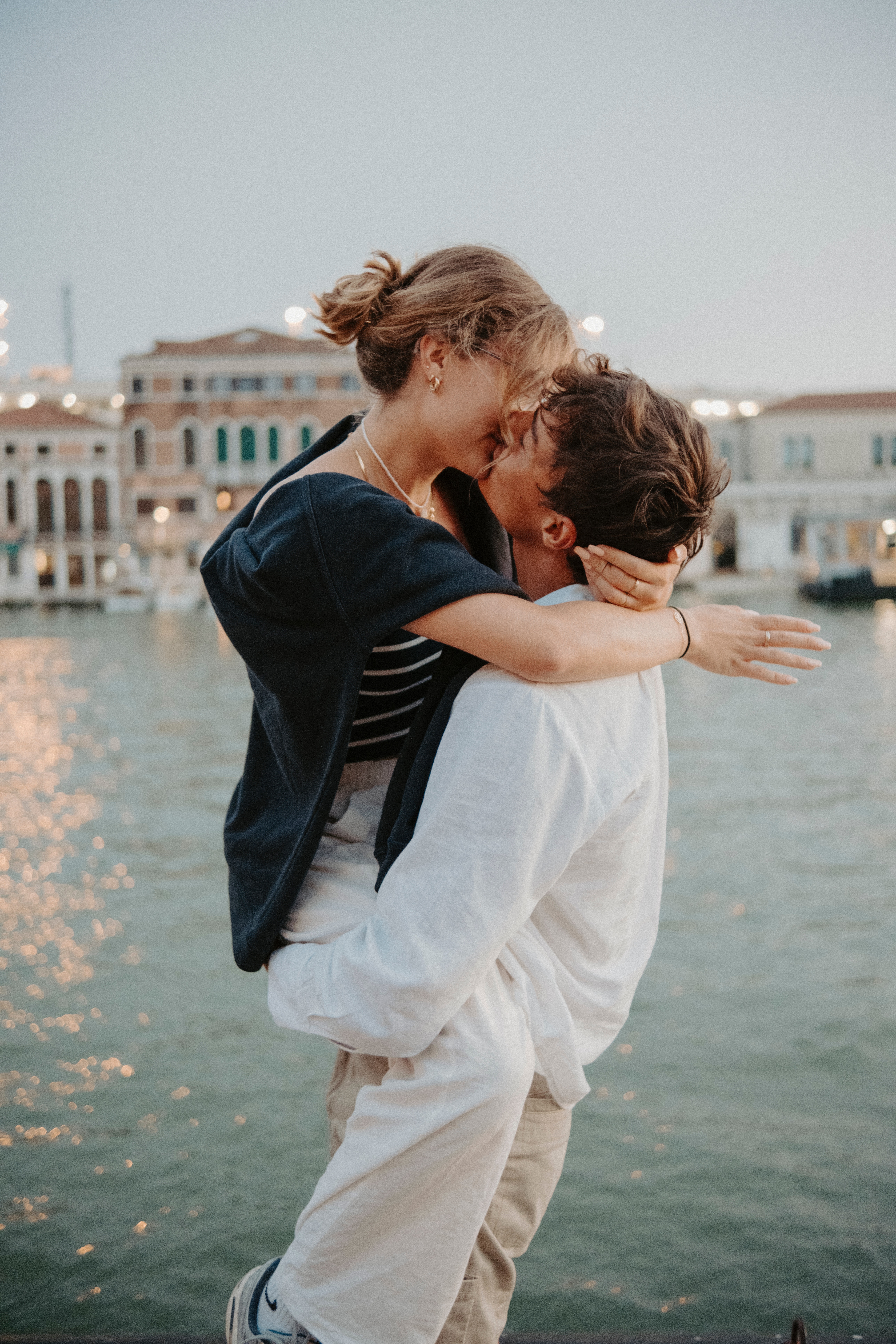 A couple kissing each other. | Source: Pexels