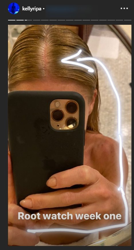 Kelly Ripa points out her gray roots in a mirror selfie on social media amid coronavirus pandemic. | Source: InstagramStories/kellyripa.