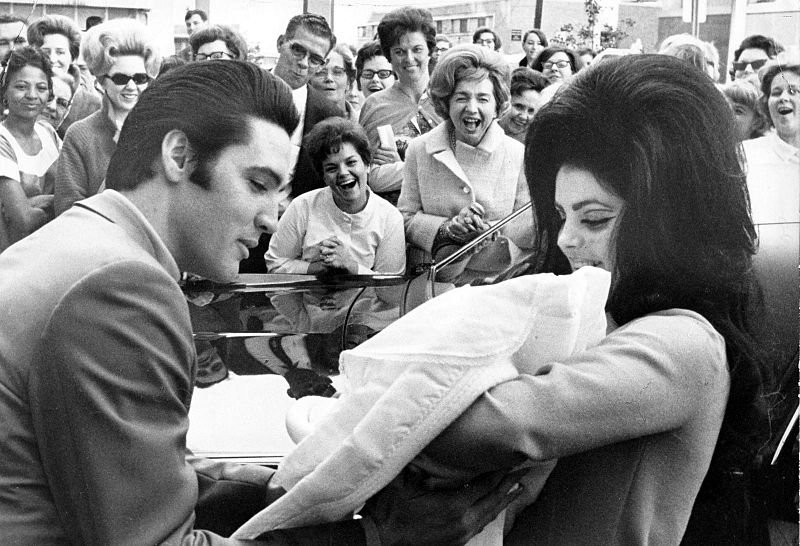 Elvis Presley and Priscilla with Lisa Marie, February 1968. | Source: Wikimedia Commons
