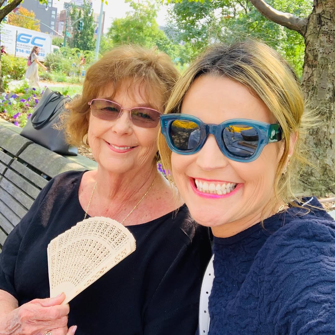 Savannah Guthrie and her mom Nancy are seated on a bench, from a post dated January 27, 2020. | Source: Instagram/savannahguthrie