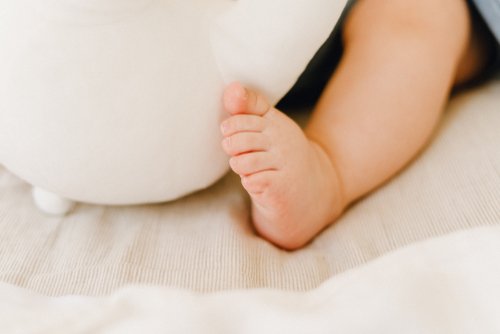 Pierna de bebé acostado. | Foto: Shutterstock