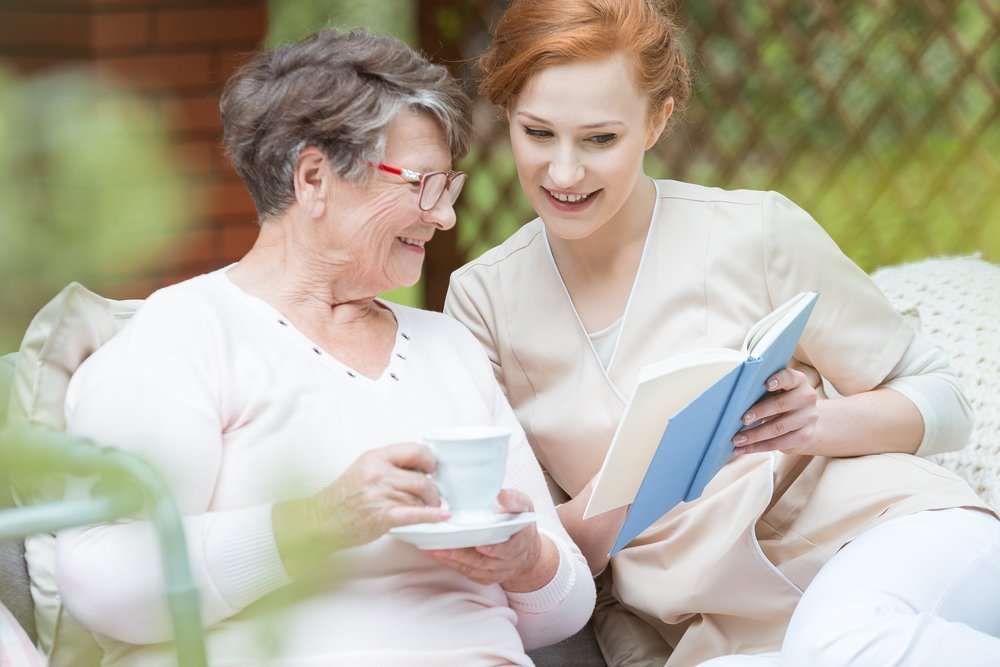 What are your grandmother's favorite books to read and will you read them with her? | Photo: Shutterstock