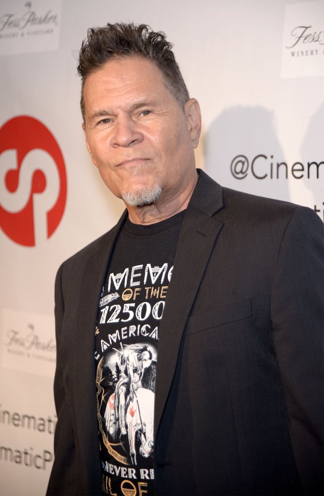 l'Acteur A. Martinez assiste à la révélation de la table basse "Longmire" livre par Cinematic Pictures Group - Publication à Cinematic Pictures Gallery le 29 juillet 2017. | Photo : Getty Images