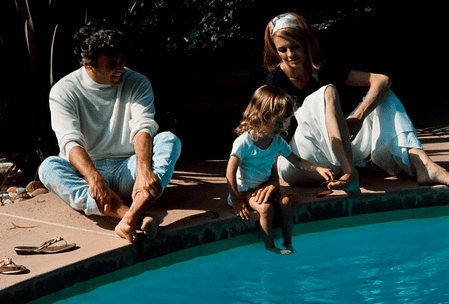 Burt Bacharach, Frau Angie Dickinson, und Tochter Lea Nikki in ihrem haus in Hollywood im Juni 1969. | Quelle: Getty Images