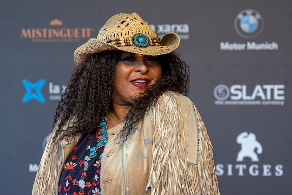  Pam Grier poses on the red carpet during the Sitges Film Festival 2018 at the Hotel Melia in Sitges, Spain. | Photo: Getty Images