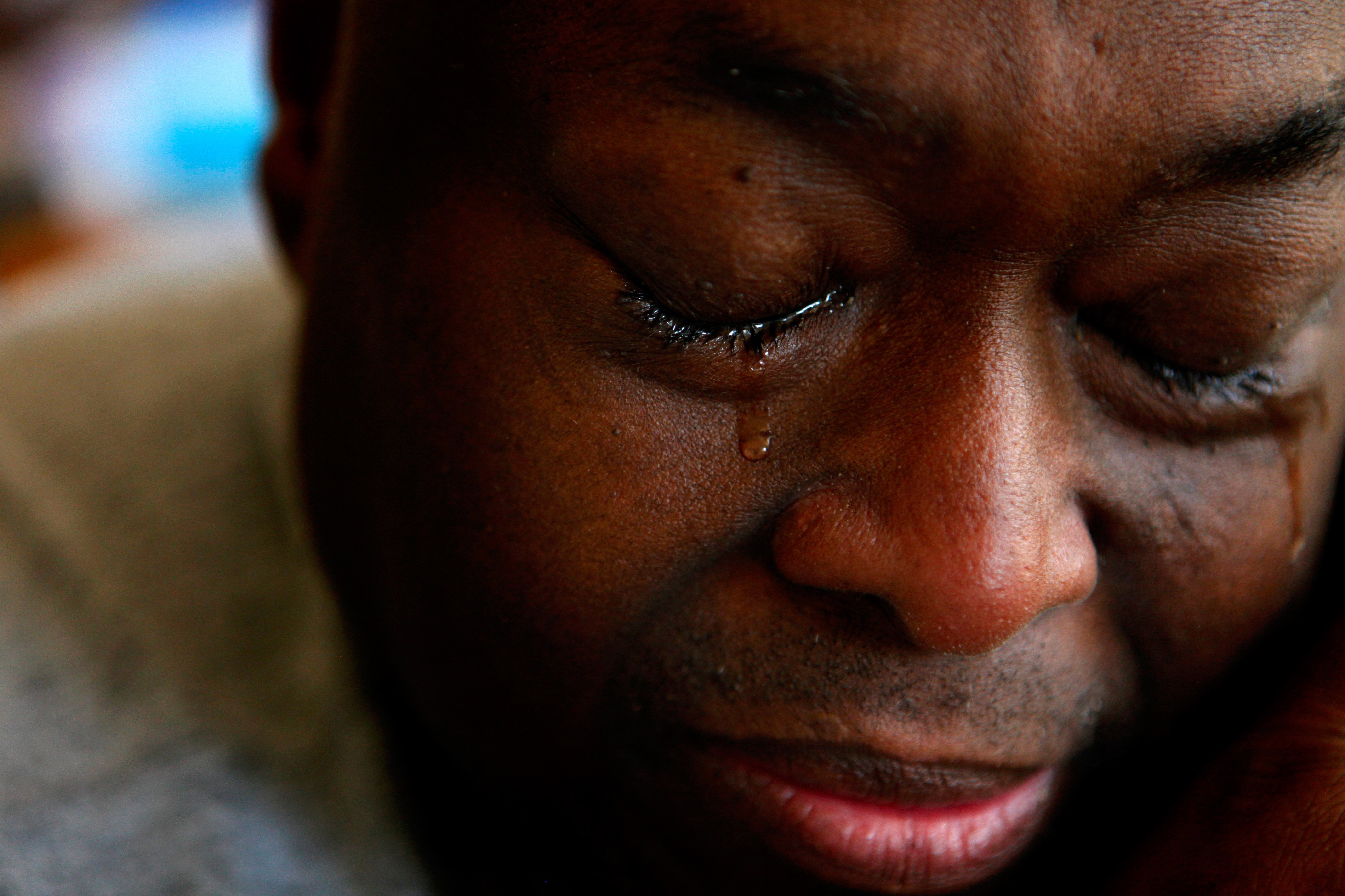 Billi Gordon cries with happiness after weighing himself and finding out that he weighs below the maximum weight that the human imaging machines can withstand on October 8, 2009 | Source: Getty Images