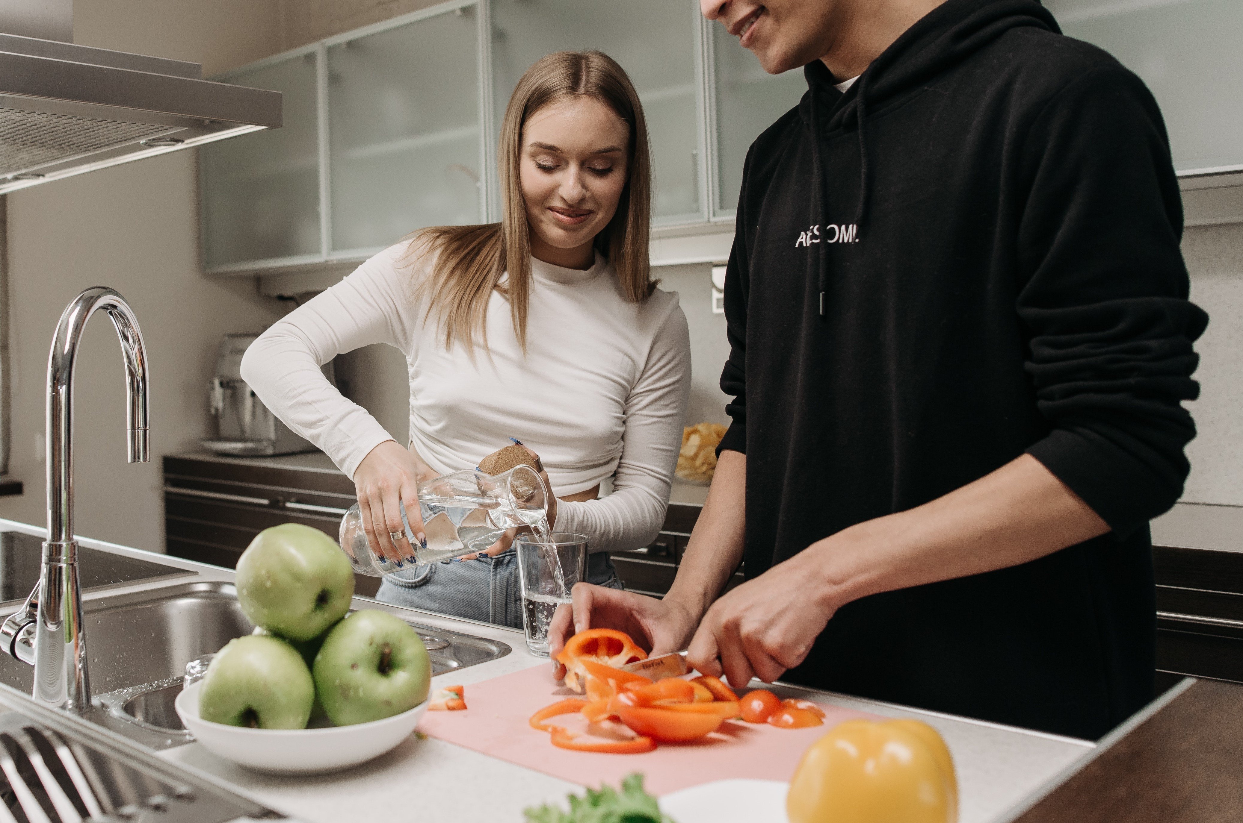 Things took a different turn when OP saw Stacy & his sister's boyfriend in the kitchen. | Source: Pexels