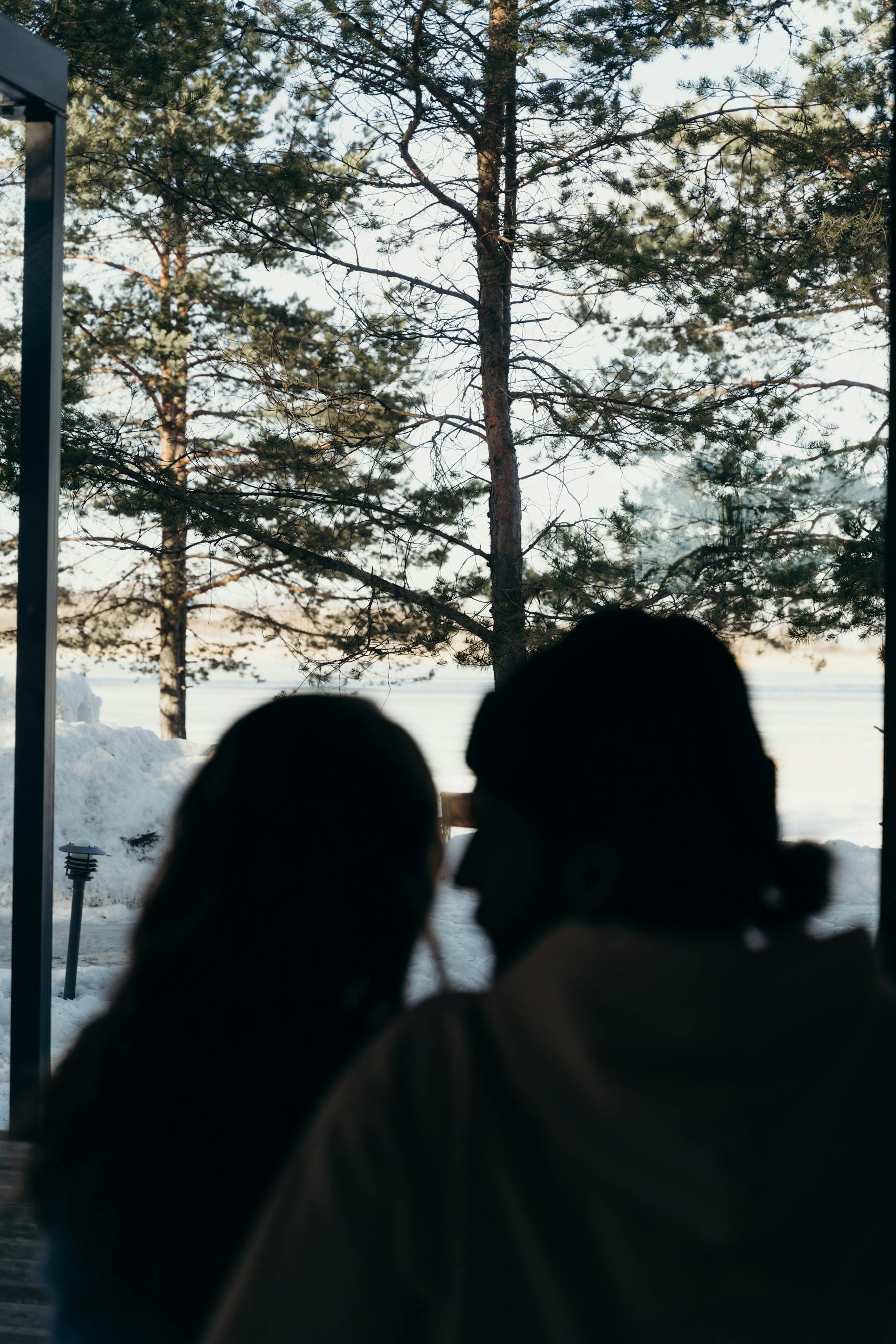 Silhouette of a couple talking | Source: Pexels