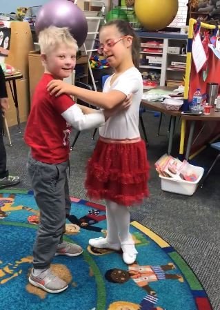 Pareja de niños bailando. Fuente: Facebook / Westwood Elementary School Pareja de niños bailando. Fuente: Facebook / Westwood Elementary School