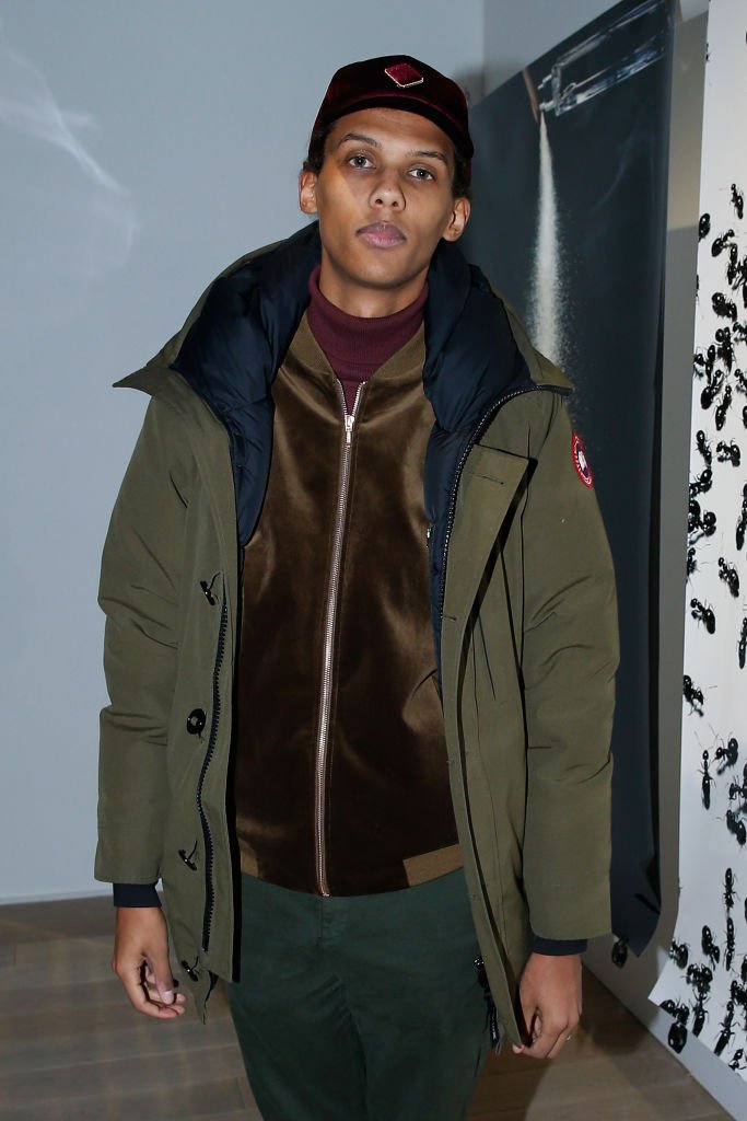 Stromae assiste au lancement du livre "Mocafico Numero" au Studio des Acacias le 9 février 2017 à Paris, France. | Photo : Getty Images Stromae assiste au lancement du livre "Mocafico Numero" au Studio des Acacias le 9 février 2017 à Paris, France. | Photo : Getty Images