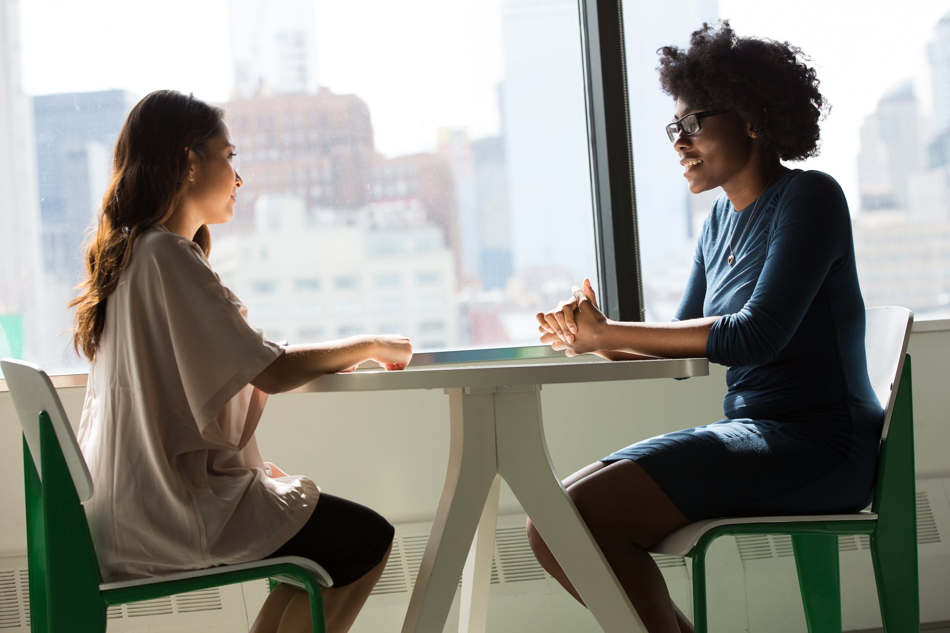 Two women talking in an office | Source: Pexels