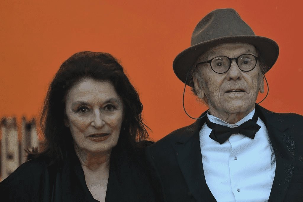 L'actrice française Anouk Aimée et l'acteur français Jean-Louis Trintignant posent à leur arrivée pour la projection du film "Les plus belles années d'une vie" lors de la 72e édition du Festival de Cannes à Cannes, dans le sud de la France, le 18 mai 2019. | Photo : Getty Images
