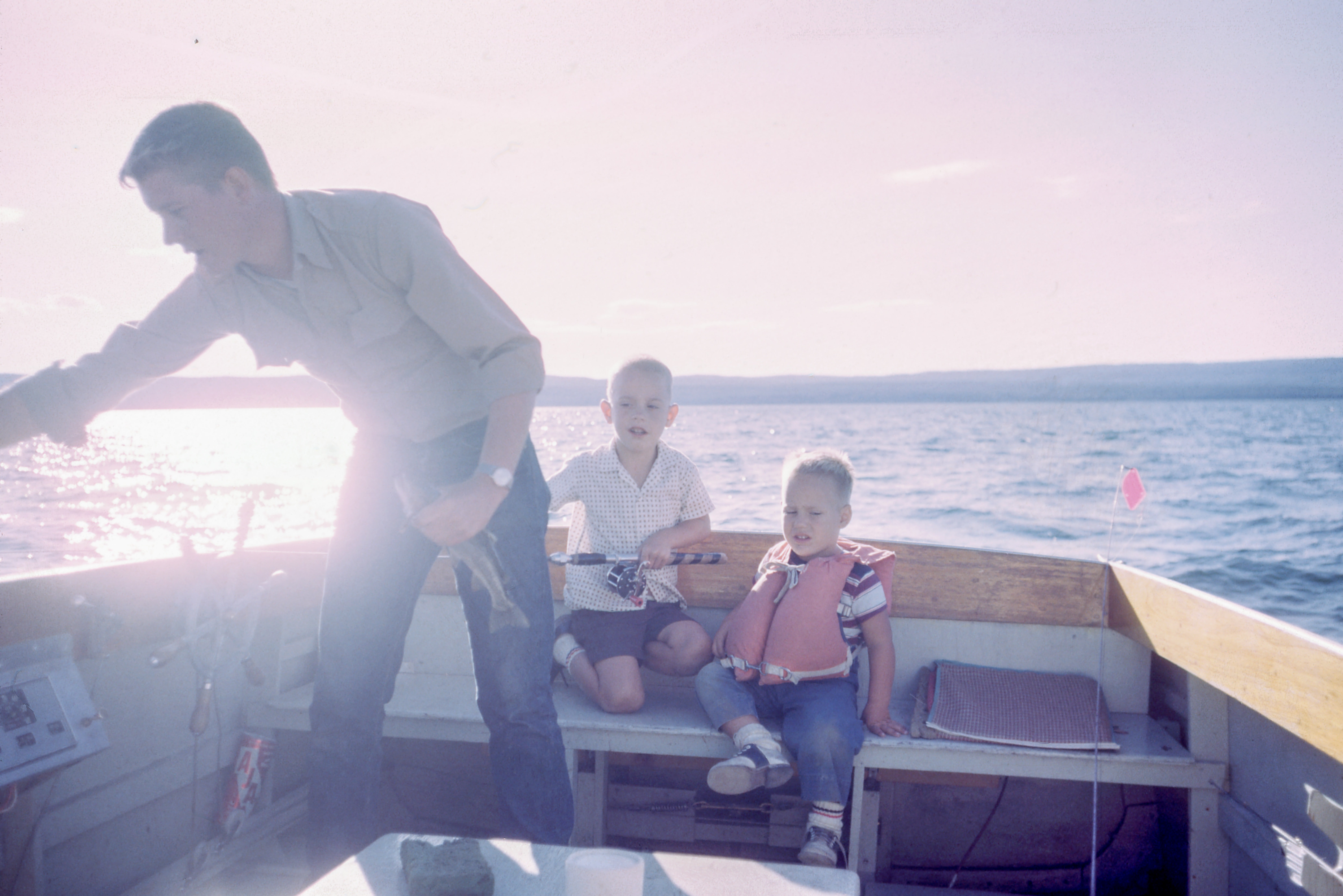 Padre e hijos navegando. | Foto: Unsplash