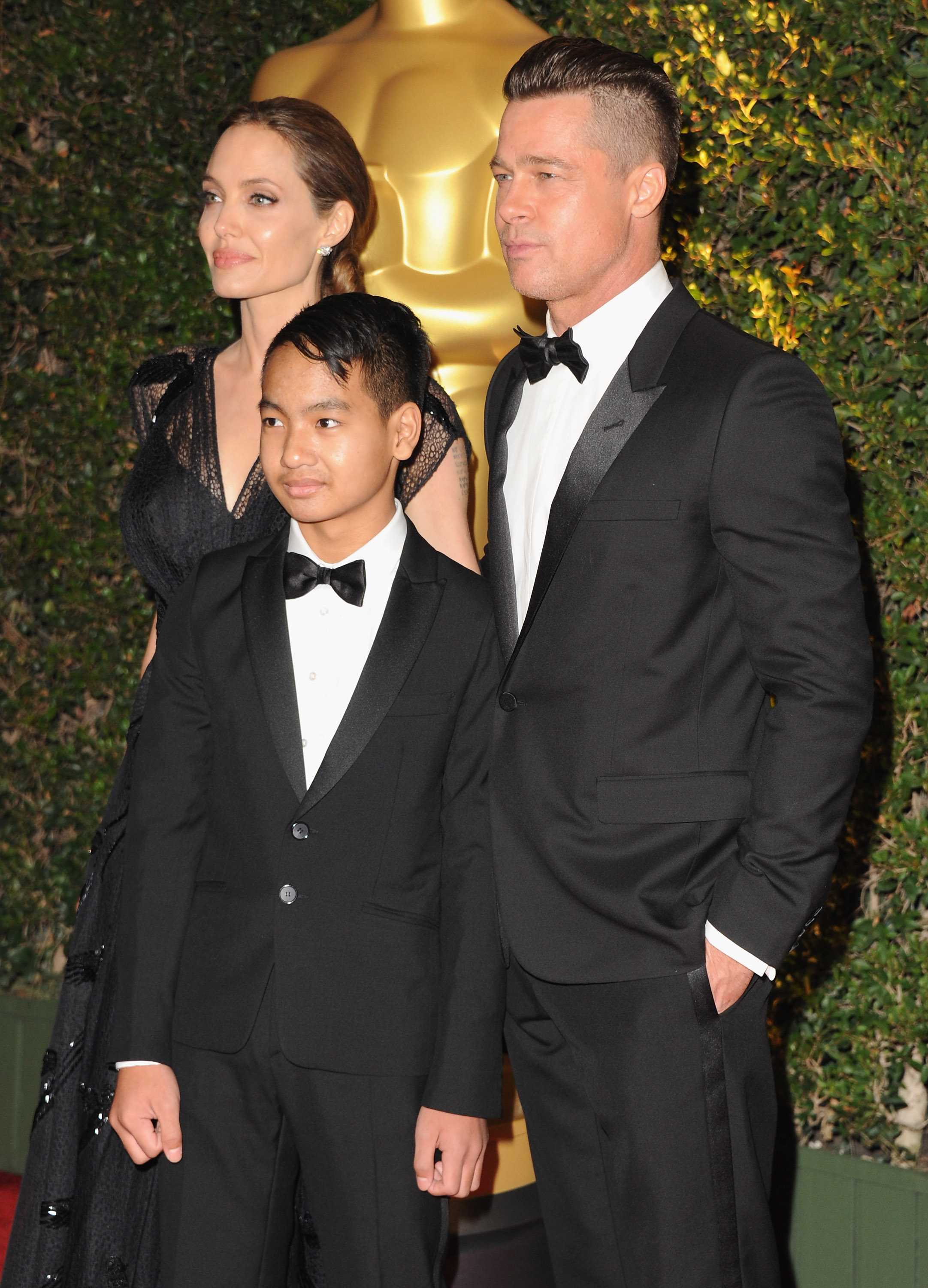 Angelina Jolie, Maddox Chivan Jolie-Pitt y Brad Pitt en los premios The Board Of Governors Of The Academy Of Motion Picture Arts And Sciences' Governor Awards en Hollywood, 2013 | Foto: Getty Images