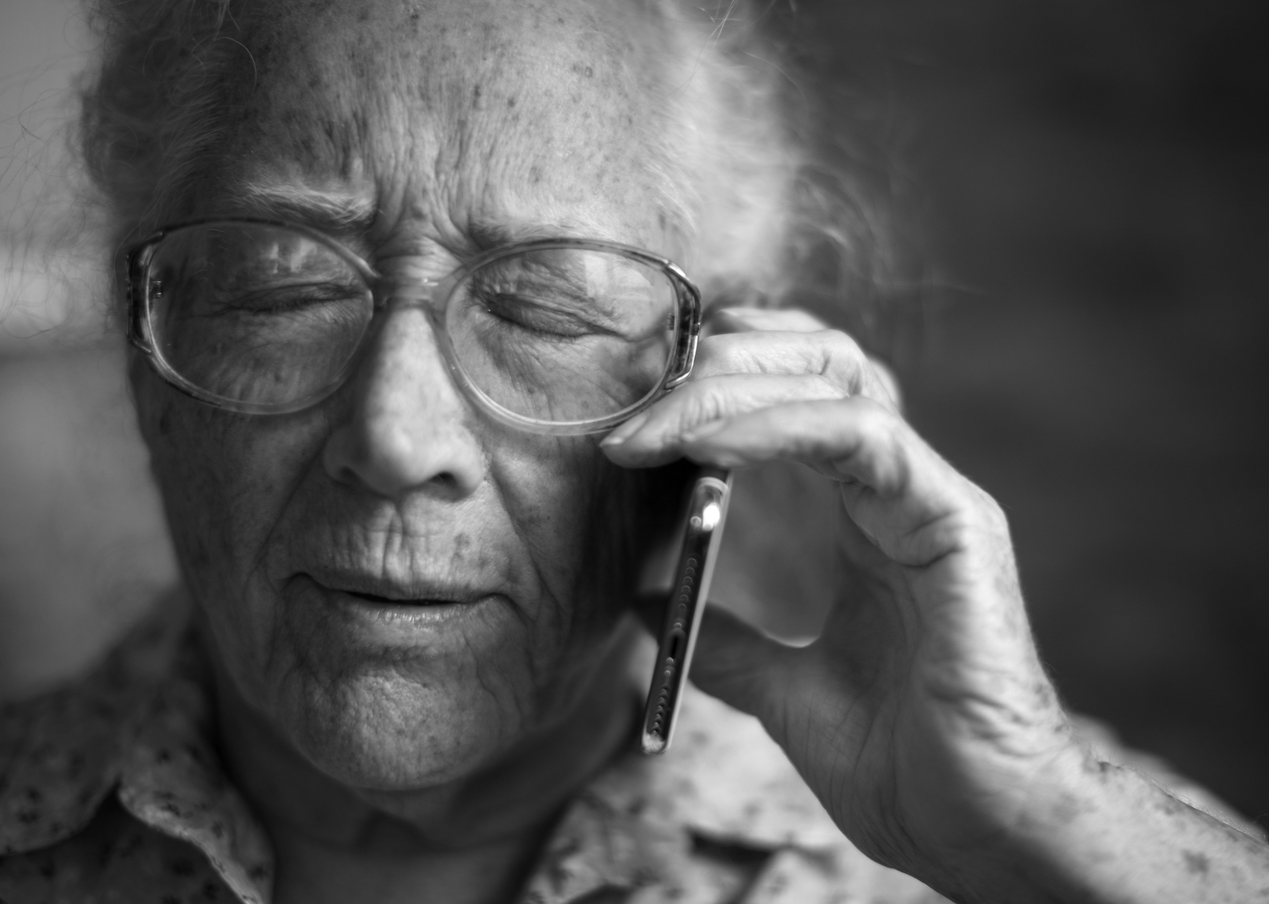 Anciano al teléfono. Fuente: Pexels