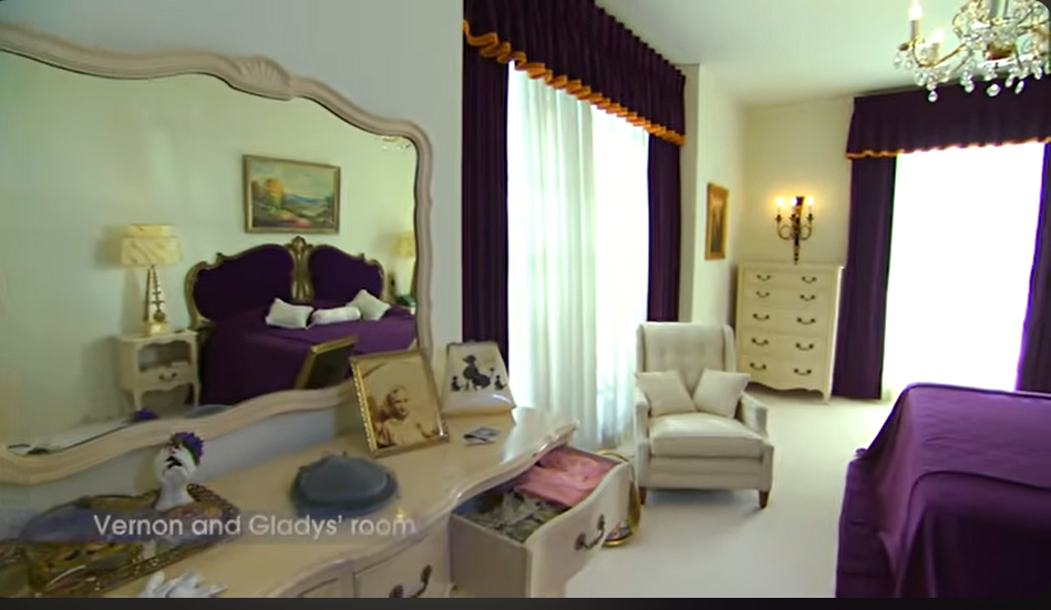Elvis Presley's parents' bedroom in his Graceland Mansion from a video dated October 18, 2016 | Source: youtube.com/@VisitGraceland
