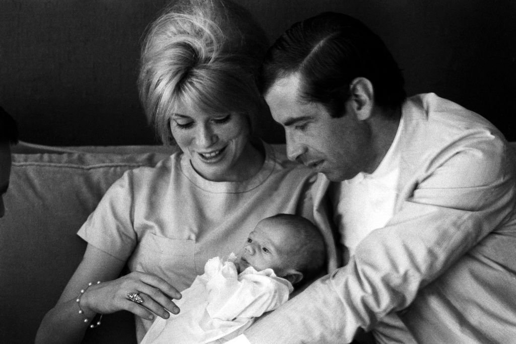 Catherine Deneuve avec Roger Vadim et leur fils Christian juste après sa naissance en 1963. l Source : Getty Images