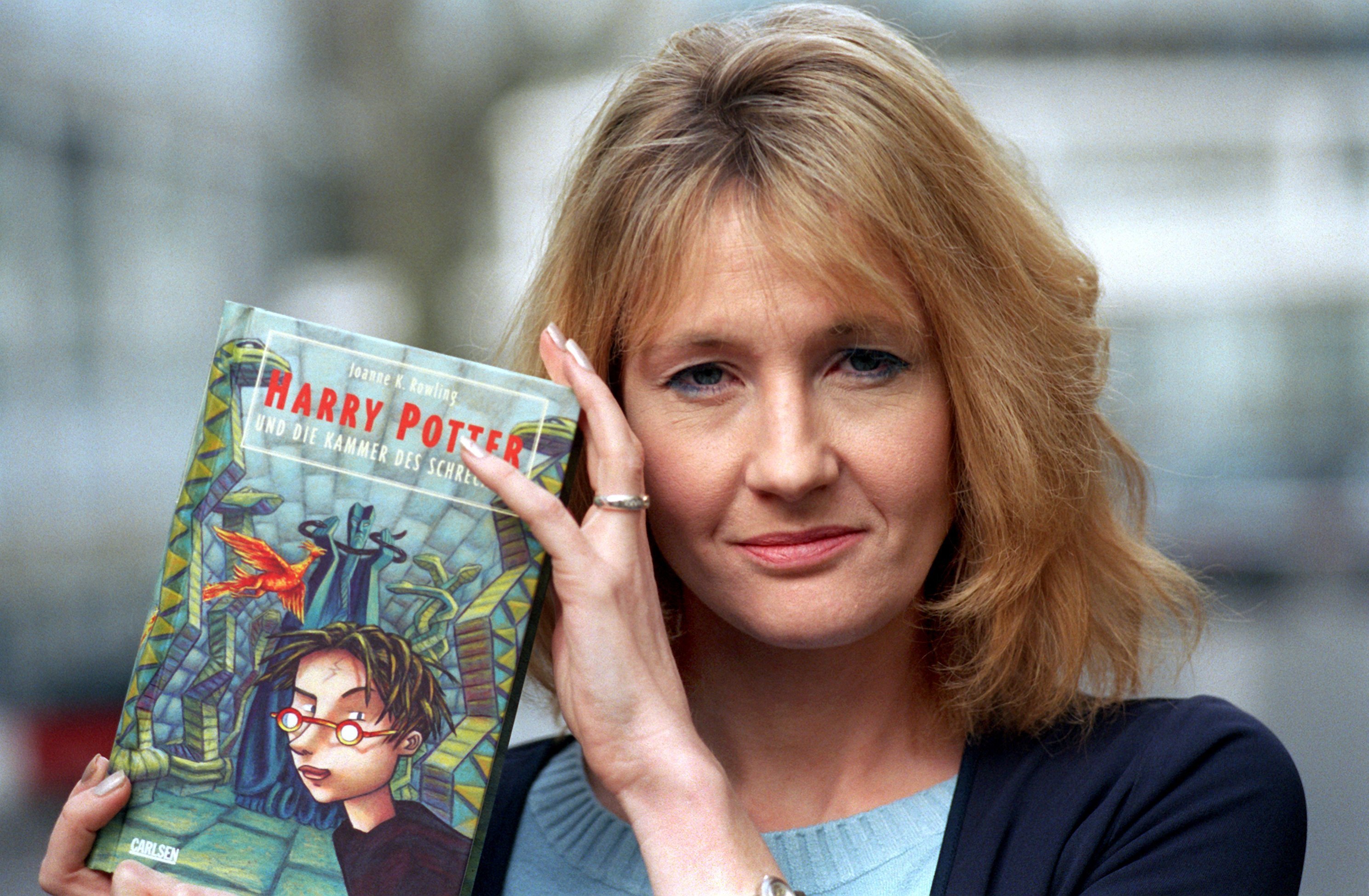 La exitosa escritora escocesa Joanne K. Rowling con su libro "Harry Potter y la cámara de los secretos" el 20 de marzo de 2000 en la Casa de Literatura de Frankfurt. | Foto: Getty Images