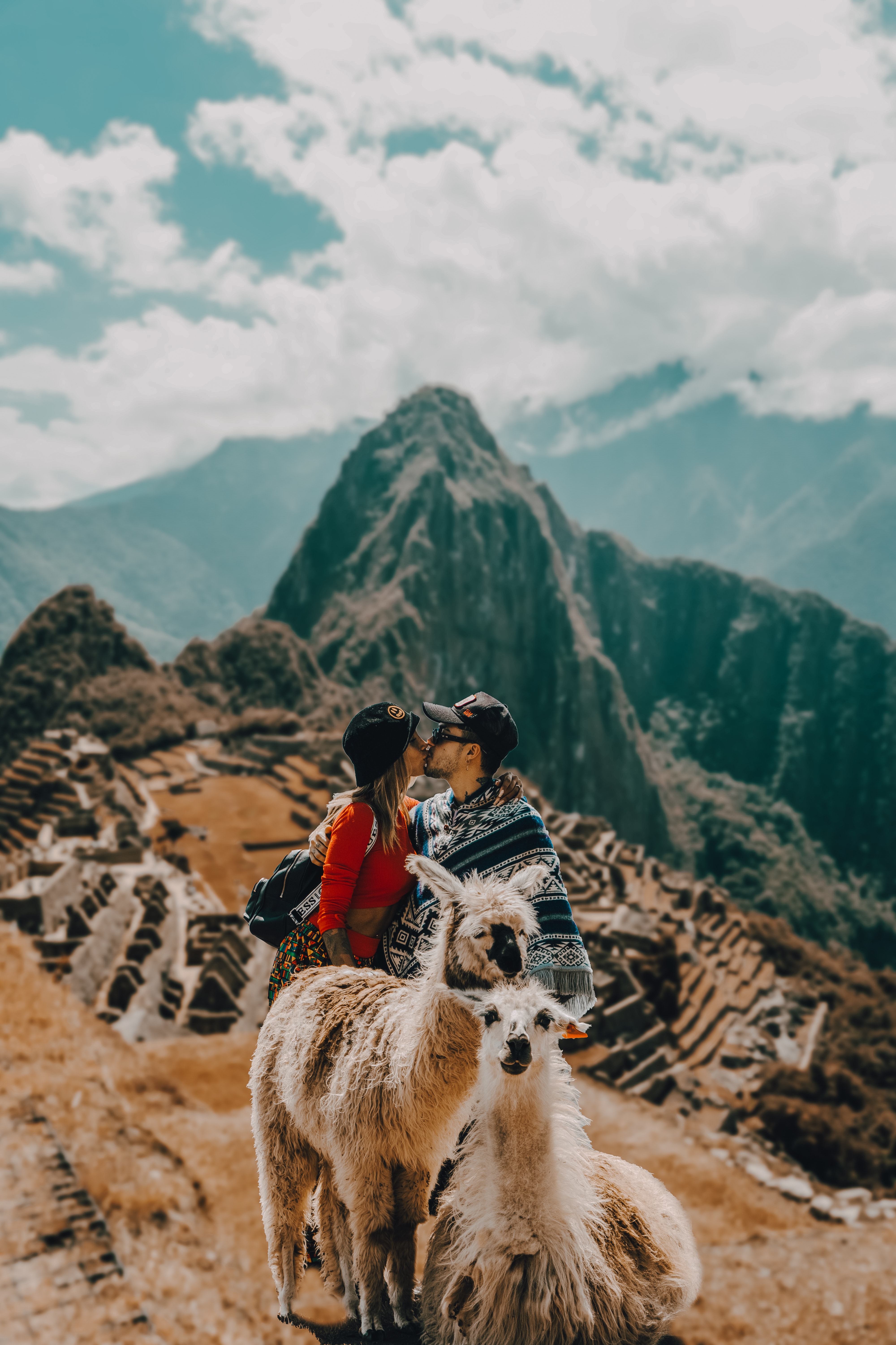 A couple kissing in front of Machu Pichu. | Source: Pexels