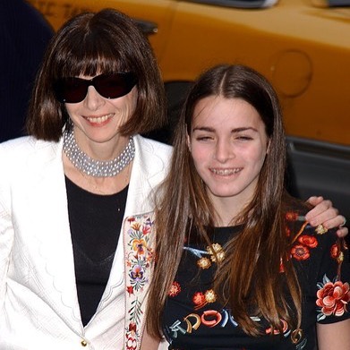 Anna Wintour and Bee Shaffer pose together, dated November 2016 | Source: Instagram/beecarrozzini