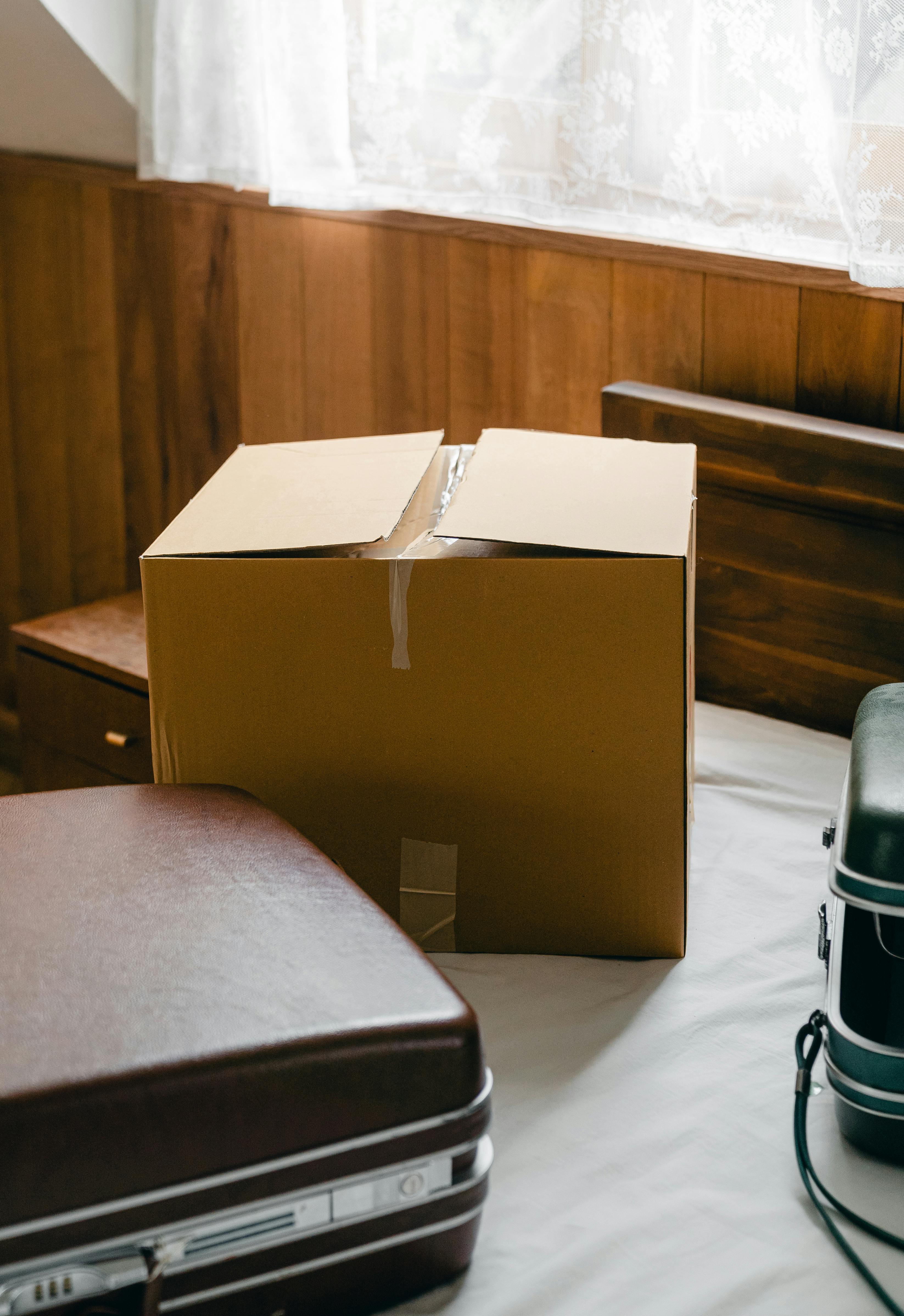 An old box and suitcase | Source: Pexels