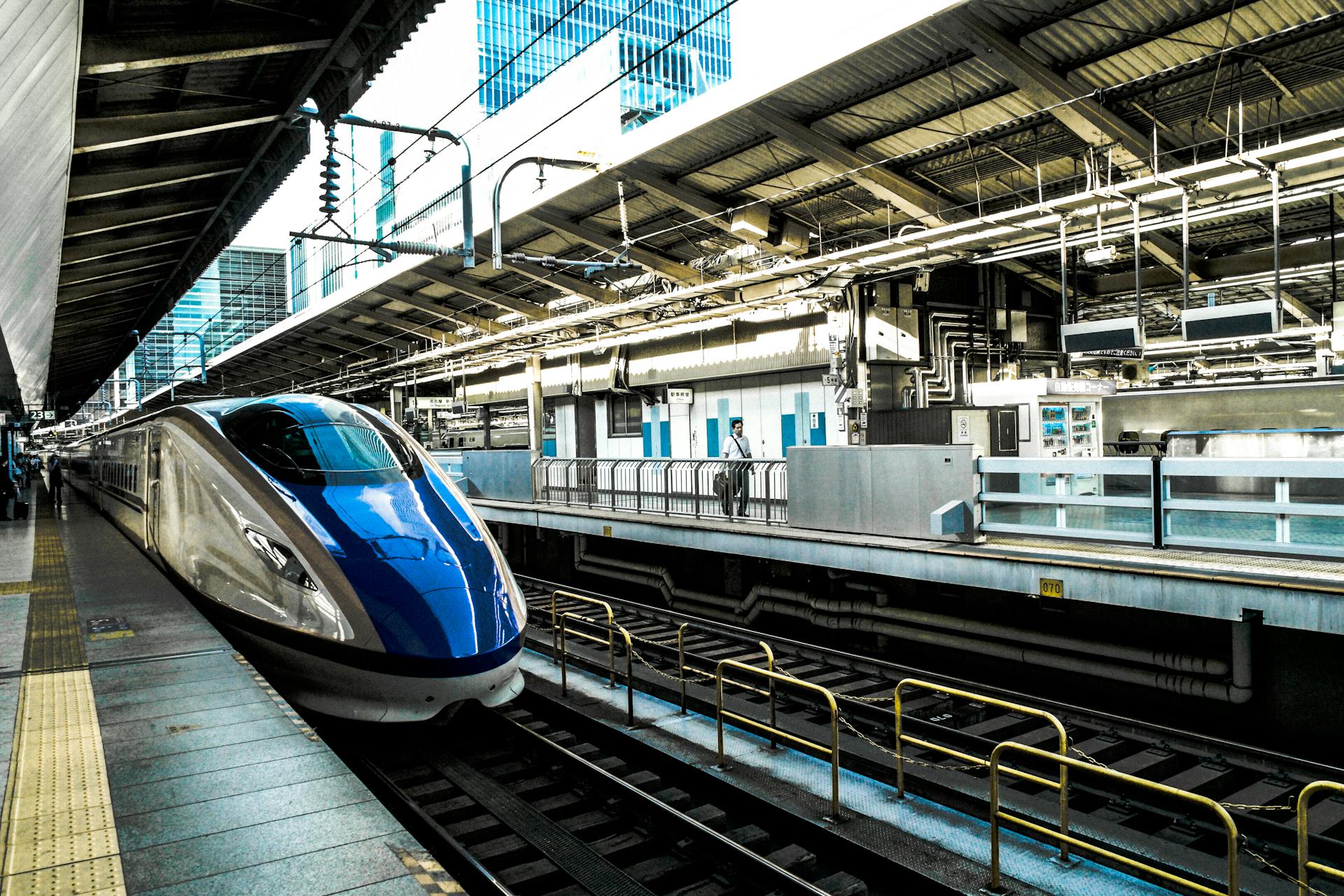 A train at a station | Source: Pexels