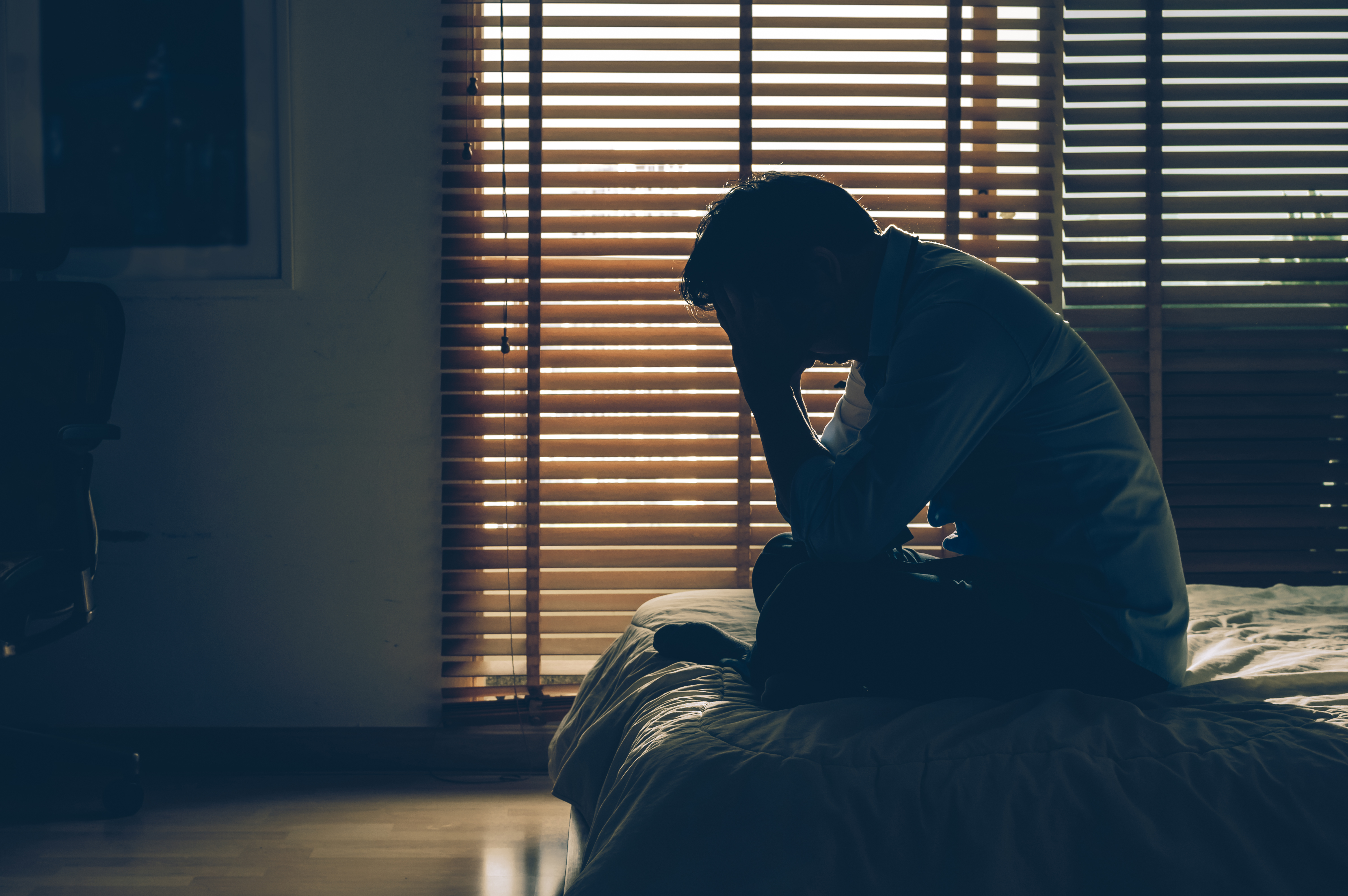 Silhouette eines depressiven Mannes | Quelle: Shutterstock