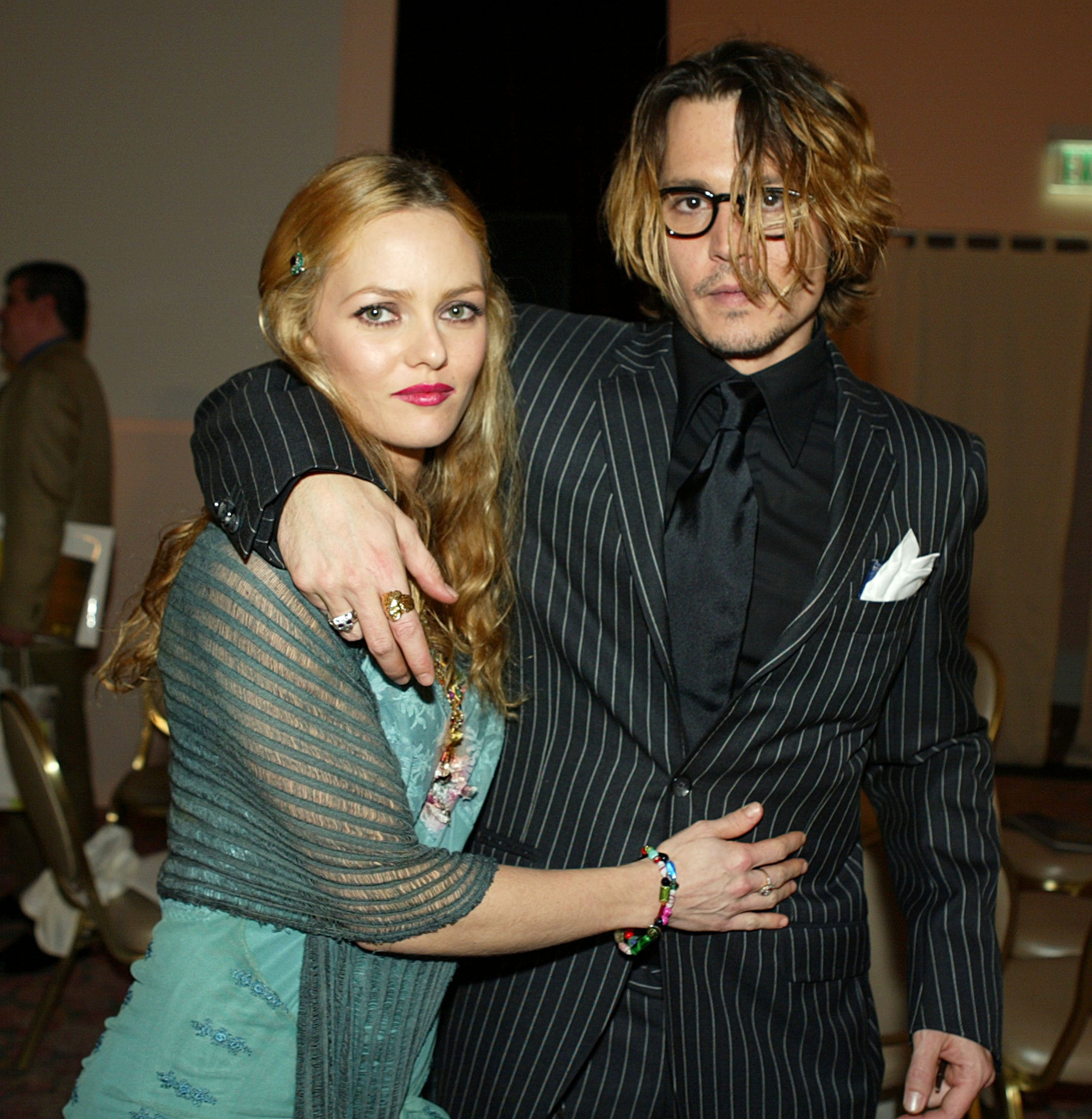 Johnny Depp and Vanessa Paradis pose after The 9th Annual Critic's Choice Awards at the Beverly Hills Hotel on January 10, 2004, in Beverly Hills, California. | Source: Getty Images