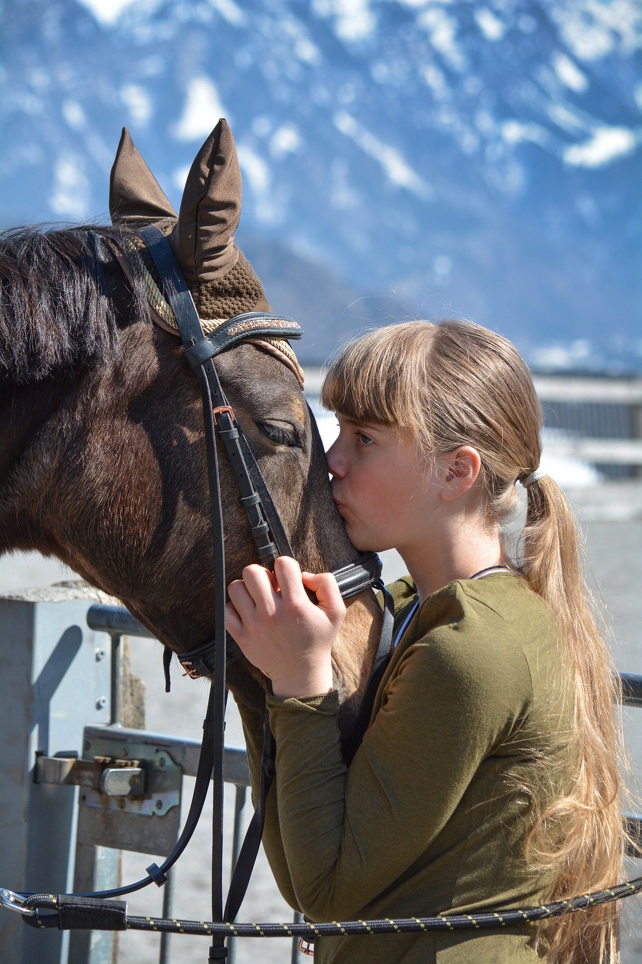 Pictured - An equestrian and kissing a horse | Source: Pixabay 