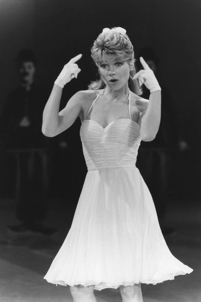 Karen Cheryl chantant sur le plateau de l'émission 'Entrez les artistes', le 17 avril 1983, à Paris. | Photo : Getty Images