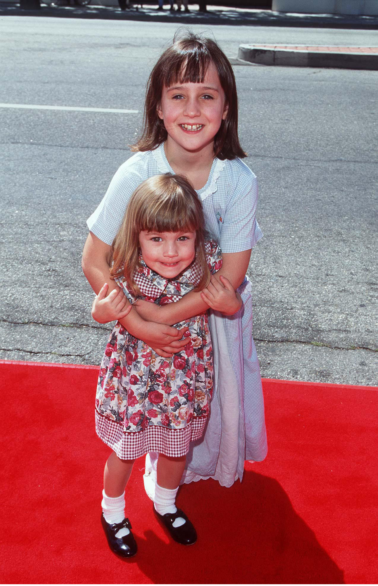 Mara Wilson and her sister, Ana, at the "Matilda" premiere in 1996 | Source: Getty Images