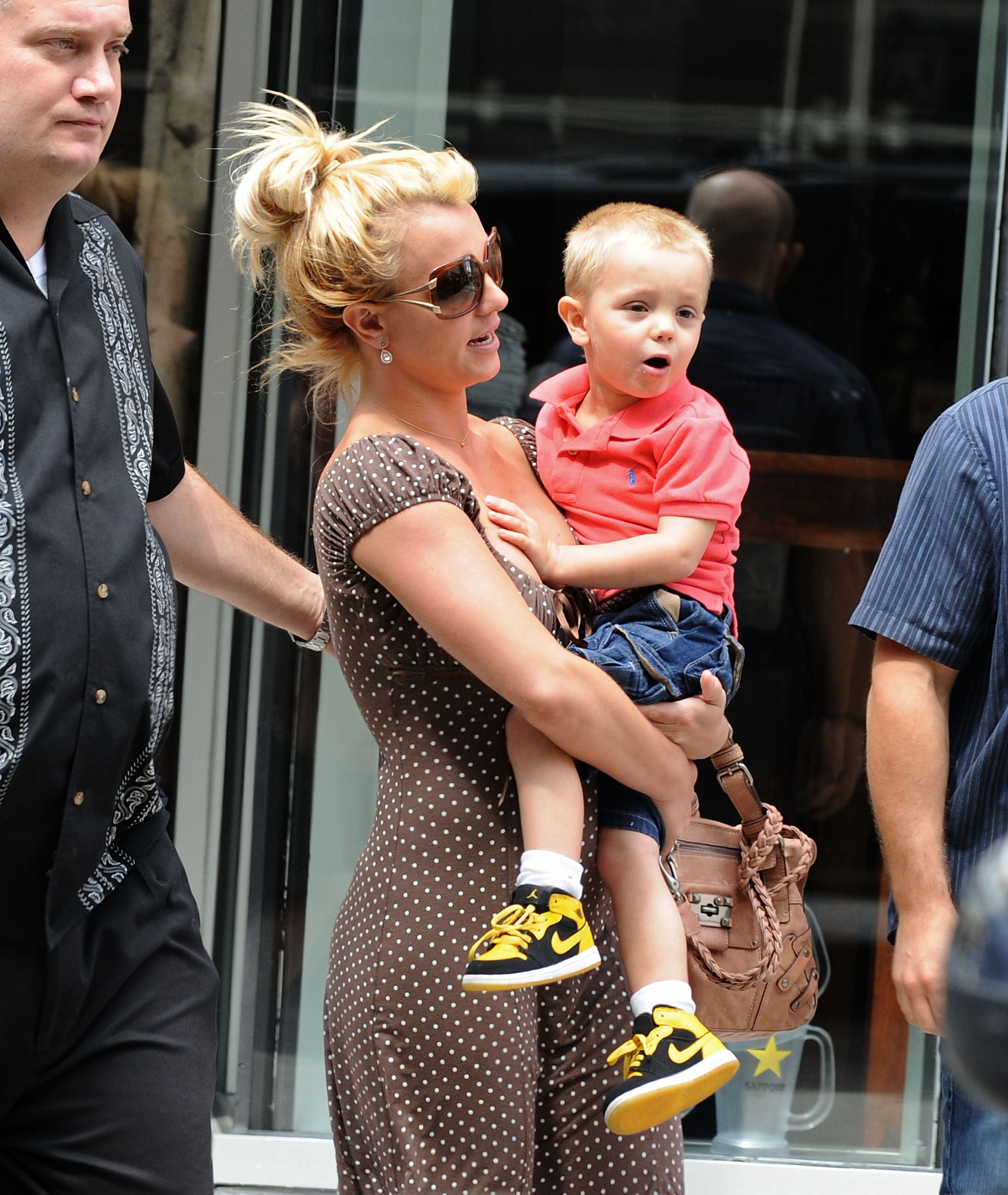 Britney Spears with one of her sons on August 27, 2009, in New York City. | Source: Getty Images