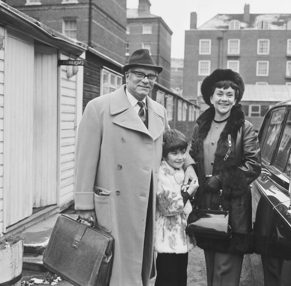 British actors Joan Plowright and Laurence Olivier (1907 - 1989) with their daughter Tamsin Olivier in the UK on January 5, 1970 | Photo: Getty Images