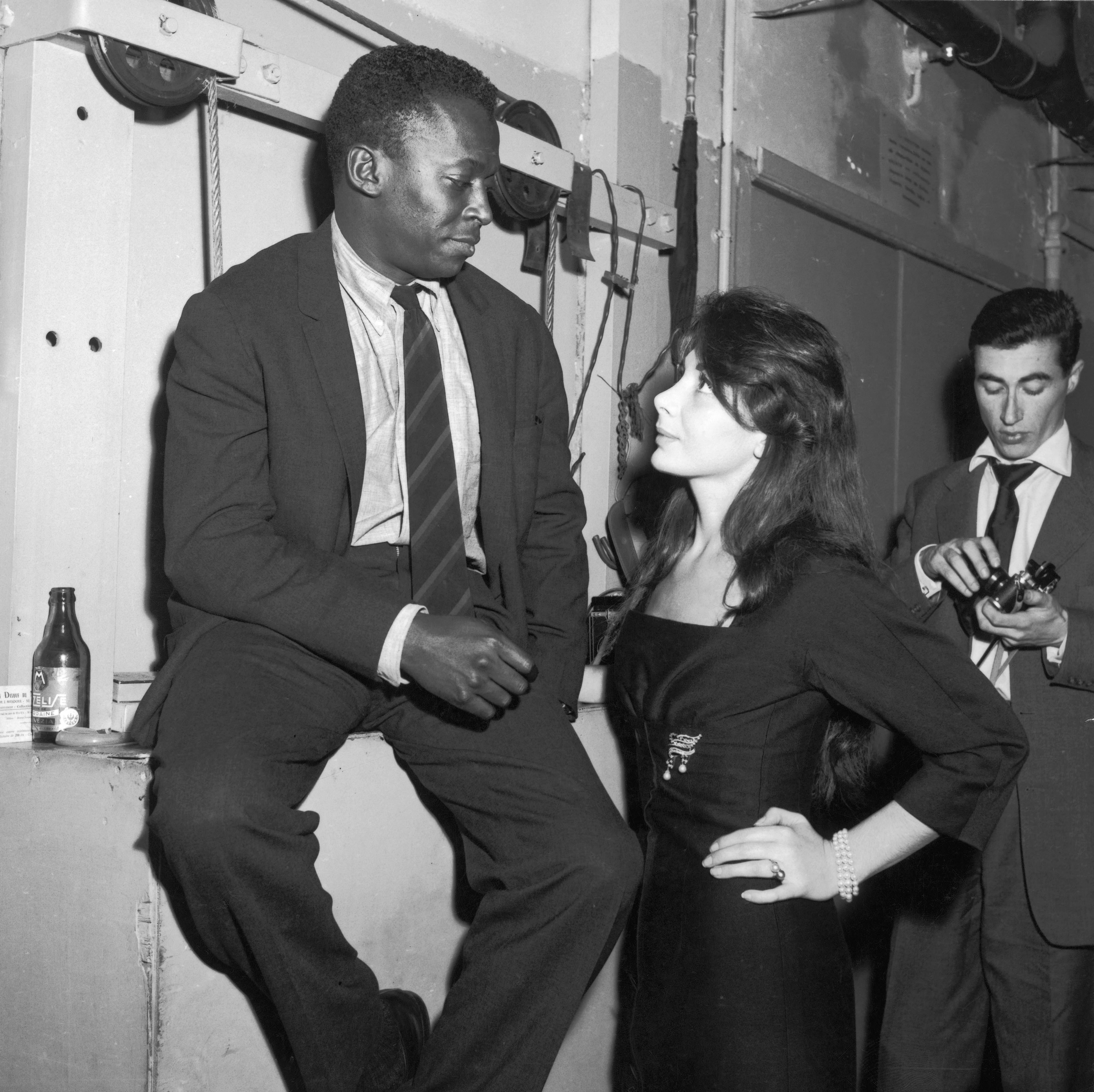 Juliette Gréco y Miles Davis en el club Saint Germain de París, Francia, en 1958. | Foto: Getty Images Juliette Gréco y Miles Davis en el club Saint Germain de París, Francia, en 1958. | Foto: Getty Images