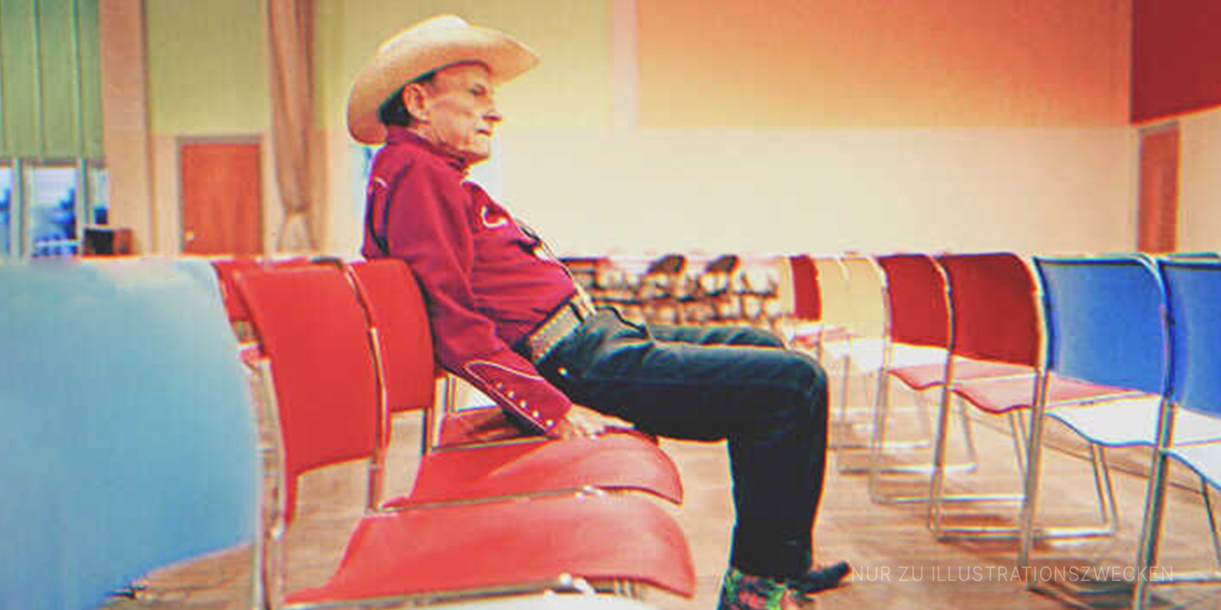 Älterer Mann im Cowboy-Anzug in einer Wartehalle | Quelle: Getty Images