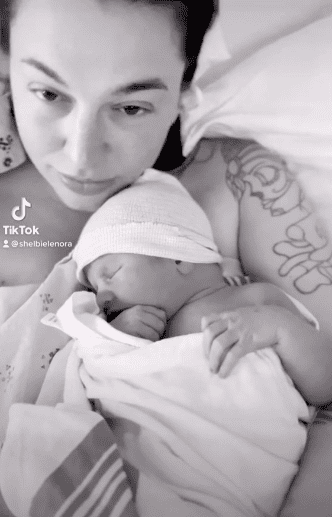 Shelbie Martin mit ihrem Baby | Quelle: tiktok.com/shelbielenora