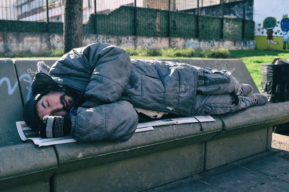 Indigente durmiendo en la calle │Imagen tomada de: Pixabay