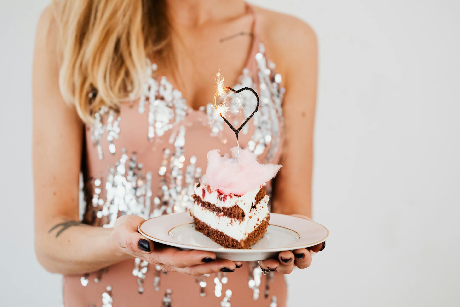 A woman holding a cake | Source: Pexels